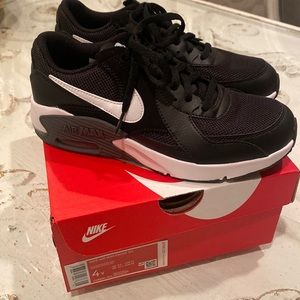 Nike air Max Excee GS 4Y NWT!
